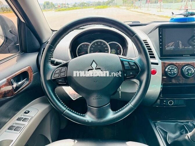 Pajero Sport  4x4  máy dầu hai cầu có đỗ xe
