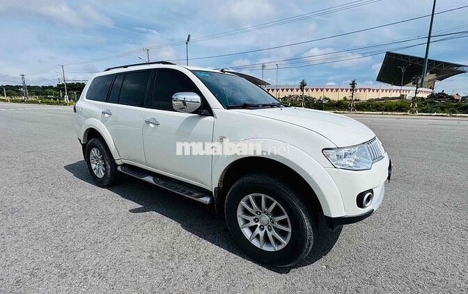 Pajero Sport  4x4  máy dầu hai cầu có đỗ xe