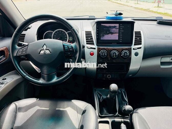 Pajero Sport  4x4  máy dầu hai cầu có đỗ xe
