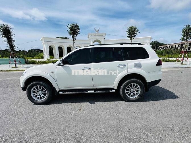 Pajero Sport  4x4  máy dầu hai cầu có đỗ xe