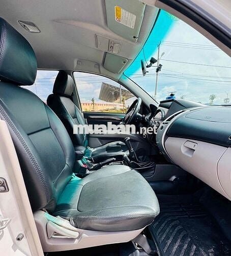 Pajero Sport  4x4  máy dầu hai cầu có đỗ xe
