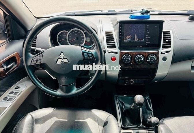 Pajero Sport  4x4  máy dầu hai cầu có đỗ xe