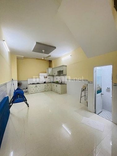 Bán nhà 2 tầng đẹp 70m2, HXH bên hông chợ THỦ ĐỨC - chỉ 4,99 tỷ TL.