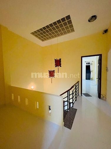 Bán nhà 2 tầng đẹp 70m2, HXH bên hông chợ THỦ ĐỨC - chỉ 4,99 tỷ TL.
