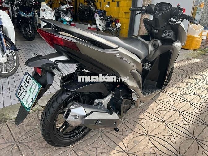 Vario 150 đời 2020 bỏ mẫu màu vàng cát.