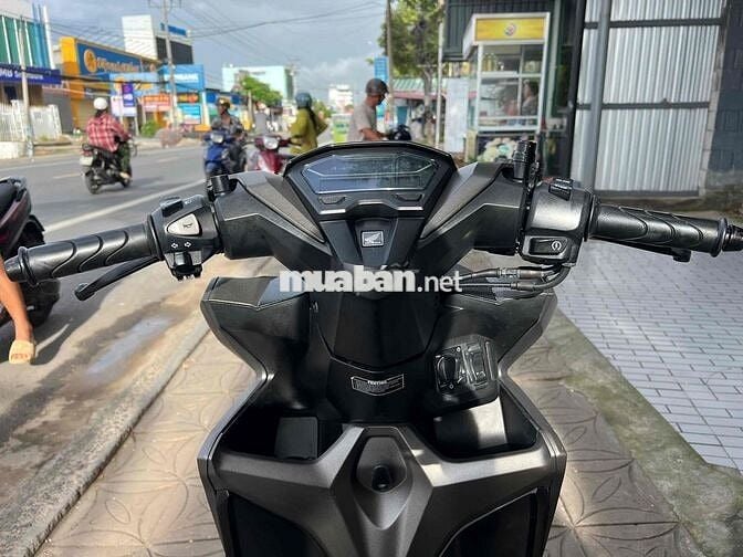 Vario 150 đời 2020 bỏ mẫu màu vàng cát.