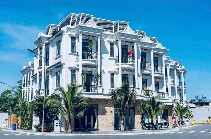 Bán nhà phố 5,5 tỷ đã có sổ đỏ . dân cư hiện hữu kinh doanh sầm uất .