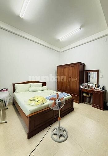 Chỉ 2 tỷ 680. Nhà 64m2 gần chợ Trần Hữu Trang, xây 3 tầng. Hẻm 6m, SHR