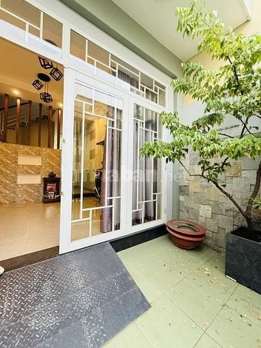 Chỉ 2 tỷ 680. Nhà 64m2 gần chợ Trần Hữu Trang, xây 3 tầng. Hẻm 6m, SHR