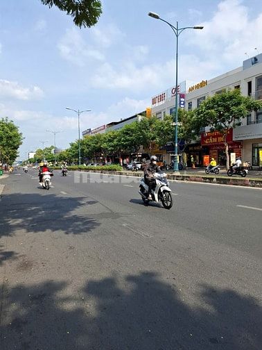 Bán nhà mặt tiền Lê Văn Việt Quận 9 kề bên Công Viên giá 24 tỷ