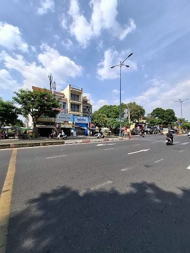 Bán nhà mặt tiền Lê Văn Việt Quận 9 kề bên Công Viên giá 24 tỷ