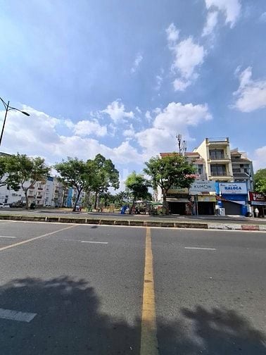 Bán nhà mặt tiền Lê Văn Việt Quận 9 kề bên Công Viên giá 24 tỷ