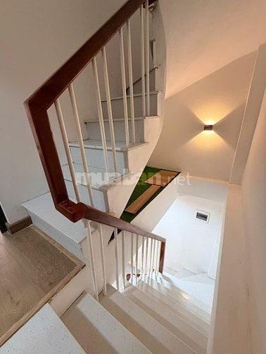 Hai Bà Trưng - Nhà 4 tầng xây mới - 30m ra mặt phố ô tô tránh - 5.9 tỷ