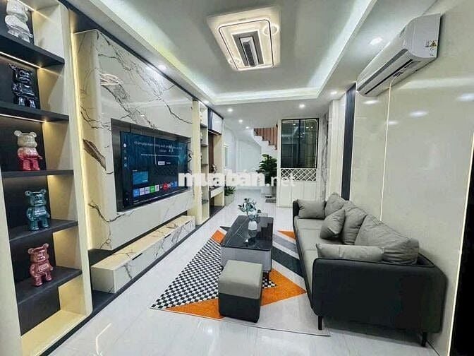 Em đang cần bán nhà 5t,40m tại Bà Triệu,HĐ,mới xây,ngõ to chỉ 8t