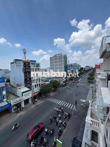 Nhà mặt tiền Nguyễn Văn Lượng có thang máy.