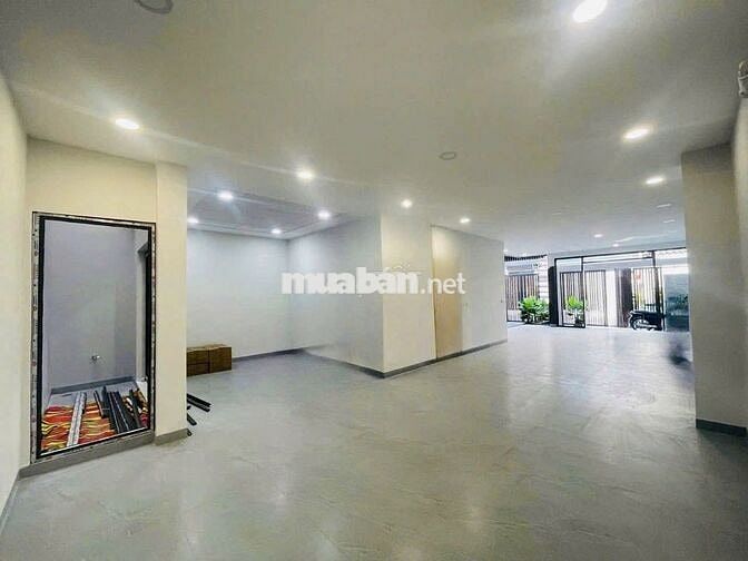 BIỆT THỰ SÂN VƯỜN CỰC ĐẸP - 43A Hoa Đào P7 Q.PN - Sân đậu xe 800m2 sàn