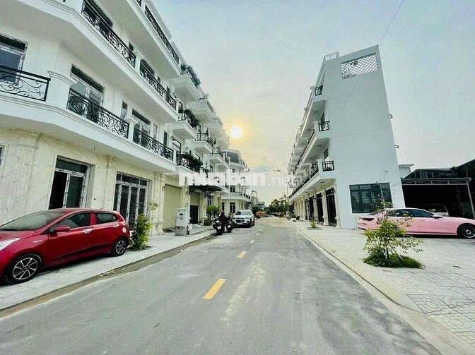 Nhà Phố Có Bảo Vệ 24/24 DT 4x15 1Trệt 3Lầu 4Pn 5Wc Mới Xây 100%