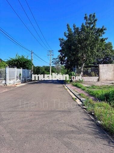 CHỦ NGỘP CẦN RA GẤP LÔ ĐẤT MẶT TIỀN  ĐƯỜNG NHỰA KHU DÂN CƯ
