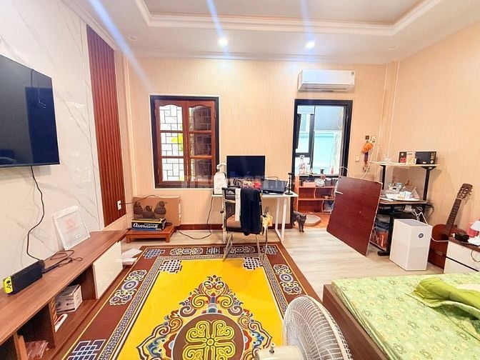 Bán nhà phố Nguyên Hồng, 5 tầng, phân lô có vỉa hè, ô tô tránh. 16 tỷ