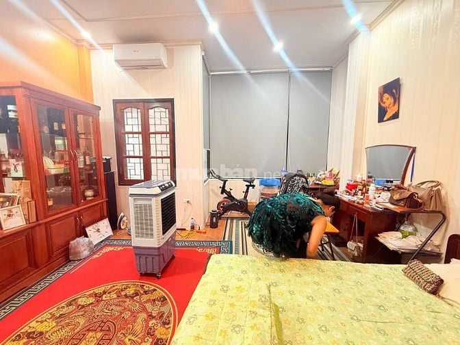 Bán nhà phố Nguyên Hồng, 5 tầng, phân lô có vỉa hè, ô tô tránh. 16 tỷ