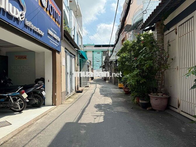 cần bán nhà p11 ngay coop mart quan trung