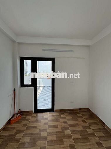 Bán nhà phúc lợi 30m2 xây 6 tầng , 3 ngủ ,mặt ngõ rộng , gần oto tránh