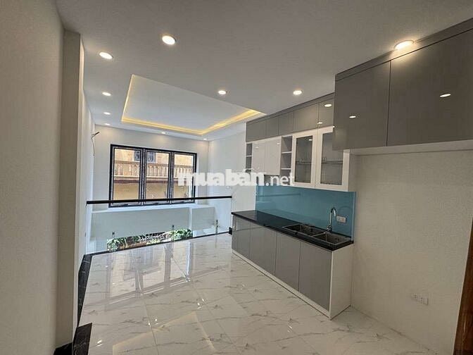 Bán nhà phúc lợi 30m2 xây 6 tầng , 3 ngủ ,mặt ngõ rộng , gần oto tránh