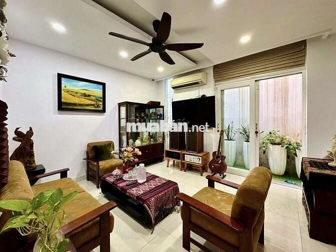 🏡HUỲNH VĂN BÁNH - gần ngã 4 Nguyễn Văn Trỗi

5,2 x 14m 5 tầng 7wc sth