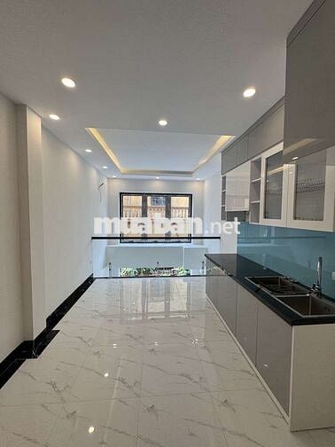 Bán nhà phúc lợi 30m2 xây 6 tầng , 3 ngủ ,mặt ngõ rộng , gần oto tránh