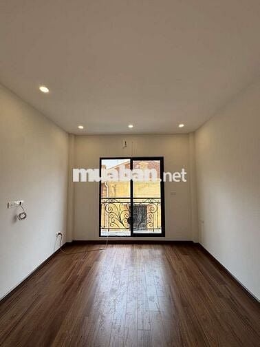 Bán nhà phúc lợi 30m2 xây 6 tầng , 3 ngủ ,mặt ngõ rộng , gần oto tránh