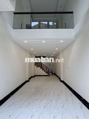 Bán nhà phúc lợi 30m2 xây 6 tầng , 3 ngủ ,mặt ngõ rộng , gần oto tránh