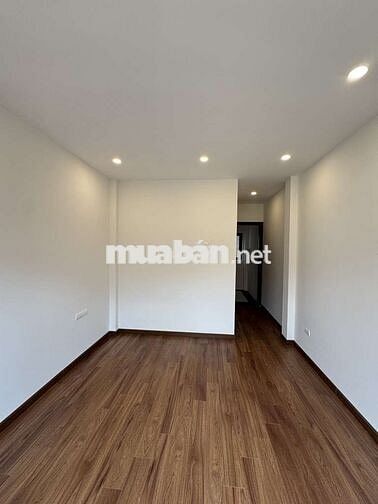 Bán nhà phúc lợi 30m2 xây 6 tầng , 3 ngủ ,mặt ngõ rộng , gần oto tránh