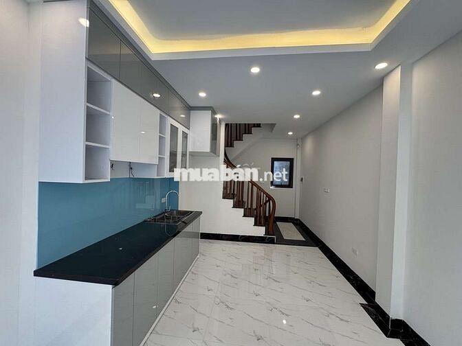 Bán nhà phúc lợi 30m2 xây 6 tầng , 3 ngủ ,mặt ngõ rộng , gần oto tránh