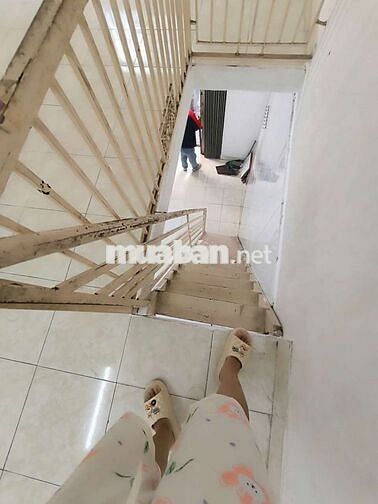 Cho thuê nhà nguyên căn dt 4×12 trệt 1 lầu đúc suốt 1pn kín 1pn hở 1wc