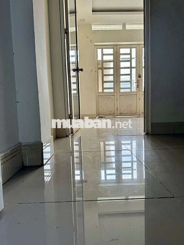 Cho thuê nhà 8,5tr hẻm xe tải. Có sân oto. Vào ở ngay 2pn.