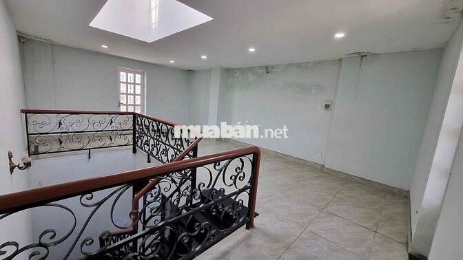 nhà thuê cực rẻ, 100m2 giá 15tr, 1trệt2lầu, 1 sân thượng, có nội thất,