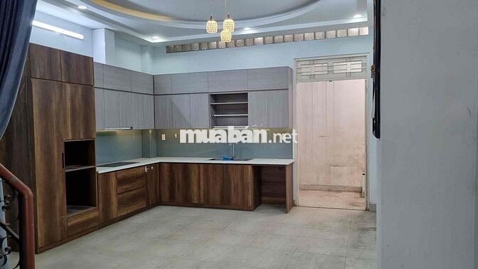 nhà thuê cực rẻ, 100m2 giá 15tr, 1trệt2lầu, 1 sân thượng, có nội thất,
