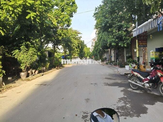 Bán đất dịch vụ Đìa Lão,Kiến Hưng. Dt 50m × Mt 5.6m. Giá nhỉnh 11 tỷ.