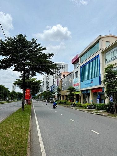 BÁN NHÀ MẶT TIỀN : 435 NGUYỄN VĂN LINH - P. TÂN PHONG - Q. 7 - TPHCM