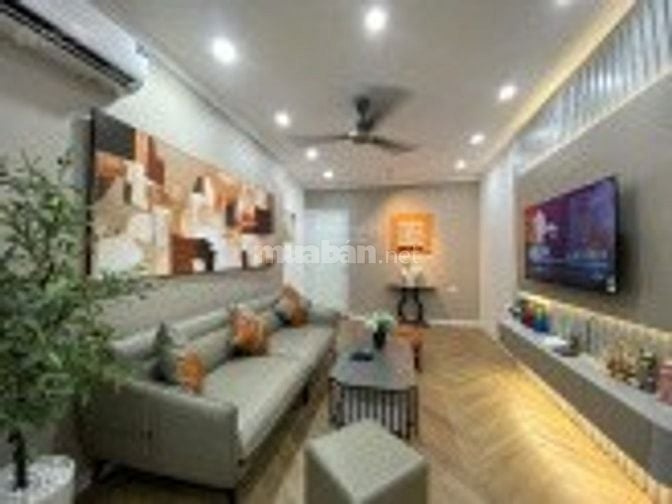 Nhà phân lô vip khu vực Trung Kính - ôtô tránh - tháng máy
