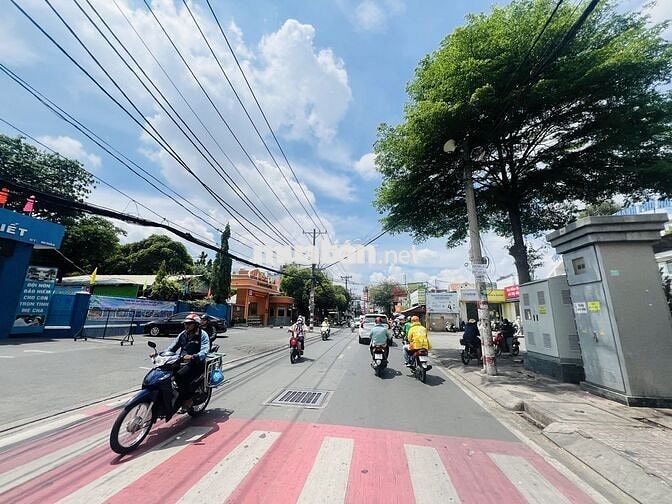 BÁN GẤP NHÀ CŨ MẶT TIỀN KINH DOANH CÁCH ĐH NGÂN HÀNG 300M_NGANG 4,2M