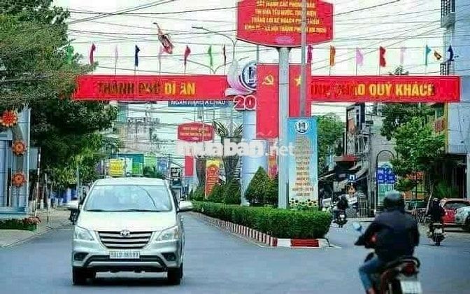 Bán đất tặng nhà cấp 4, gần đường lớnNguyễn Du trường học phườngDĩ An
