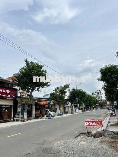 Bán đất tặng nhà cấp 4, gần đường lớnNguyễn Du trường học phườngDĩ An