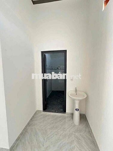 Nhà cấp 4 mặt nhựa lớn,đối diện cty xã hưng thịnh,đường thông