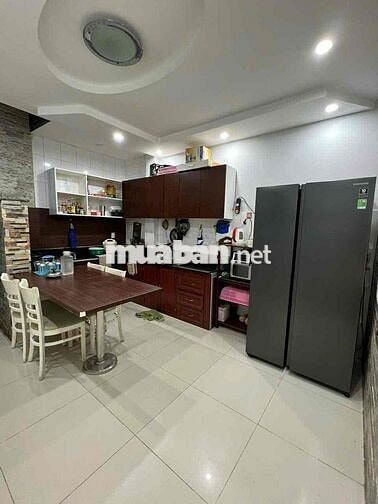NHÀ SẠCH SẼ 2 LẦU + SÂN THƯỢNG THOÁNG MÁT 4PN 3WC HẺM LÊ HOÀNG PHÁI