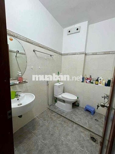 NHÀ SẠCH SẼ 2 LẦU + SÂN THƯỢNG THOÁNG MÁT 4PN 3WC HẺM LÊ HOÀNG PHÁI