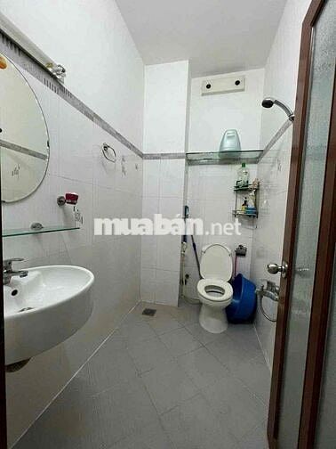 NHÀ SẠCH SẼ 2 LẦU + SÂN THƯỢNG THOÁNG MÁT 4PN 3WC HẺM LÊ HOÀNG PHÁI