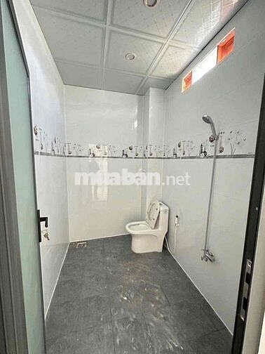 Nhà cấp 4 mặt nhựa lớn,đối diện cty xã hưng thịnh,đường thông
