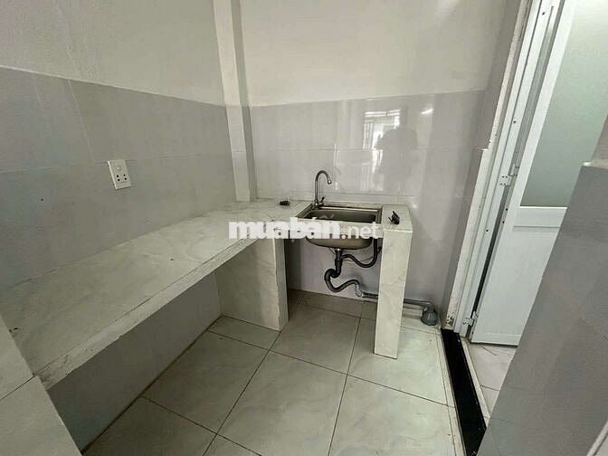 Nhà nguyên căn dt 5×20 gác lửng đúc to nhà sạch sẽ 2wc hẻm Tải thông