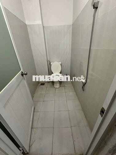 Nhà nguyên căn dt 5×20 gác lửng đúc to nhà sạch sẽ 2wc hẻm Tải thông